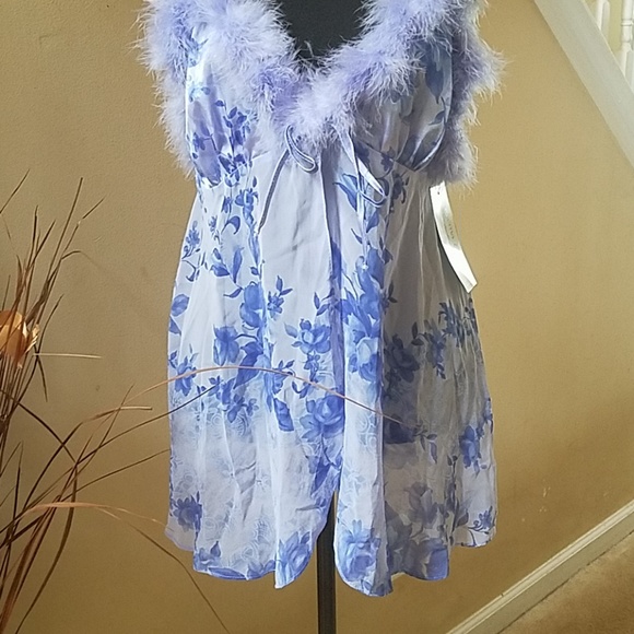 Violet Lingerie with fur trim - Picture 2 of 5